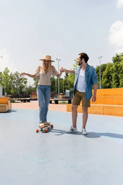 Hombre Sonriente Gafas Sol Cogido Mano Novia Montando Longboard Skate — Foto de Stock