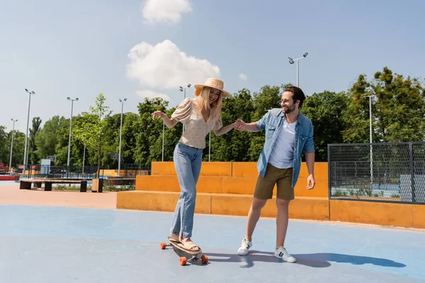 Alegre Casal Equitação Longboard Skate Parque — Fotografia de Stock