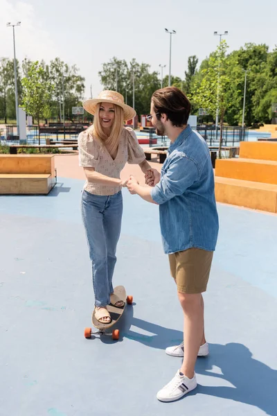 Joven Cogido Mano Novia Sombrero Sol Montando Longboard Skate Park — Foto de Stock