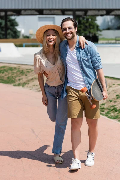 Couple Positif Étreignant Tenant Longboard Dans Parc — Photo