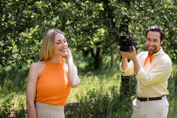 Homem Elegante Segurando Câmera Retro Perto Namorada Sorridente Parque Verão — Fotografia de Stock