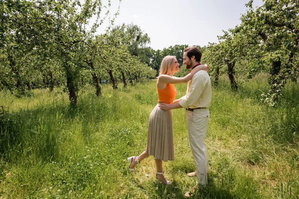 Side View Stylish Woman Embracing Boyfriend Meadow Park — Stock Photo, Image