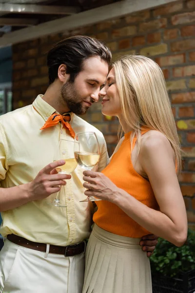 时尚浪漫的夫妻在户外咖啡馆里举着酒杯 — 图库照片