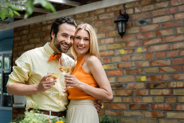 Couple Branché Souriant Caméra Tout Tenant Des Verres Vin Dans — Photo