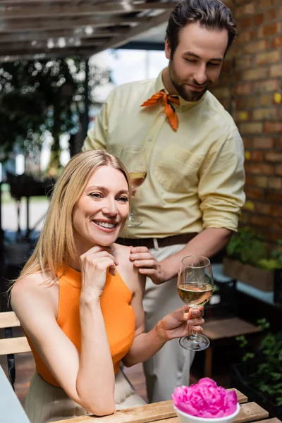 Glimlachende Vrouw Met Glas Wijn Buurt Van Stijlvol Vriendje Outdoor — Stockfoto