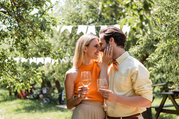 Zijaanzicht Van Stijlvol Koppel Met Glazen Wijn Het Zomerpark — Stockfoto