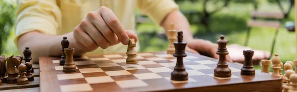 Cropped View Blurred Man Playing Chess Park Banner — Stock Photo, Image