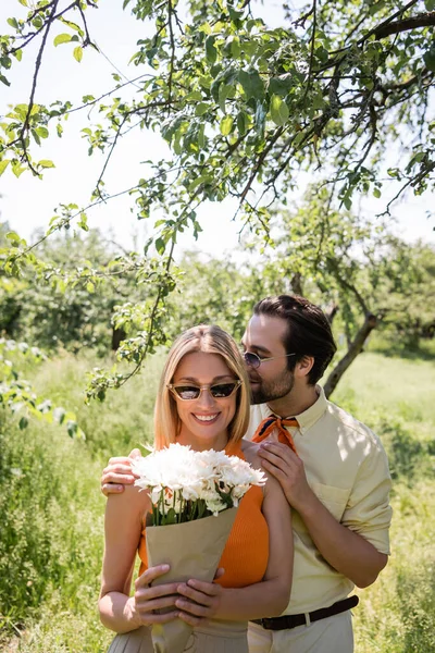 Uomo Elegante Occhiali Sole Baciare Fidanzata Positiva Con Crisantemi Nel — Foto Stock