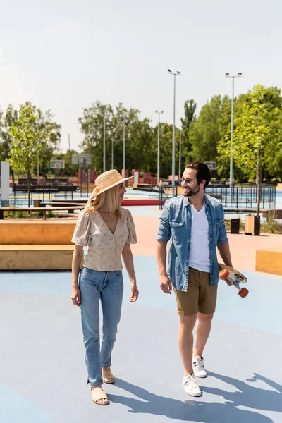 Casal Alegre Com Longboard Andando Parque Skate — Fotografia de Stock