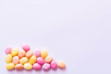 Fotokopi alanı olan beyaz arkaplandaki renkli şekerlerin üst görünümü