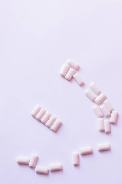 Вид сверху жевательных зубов на белом фоне 