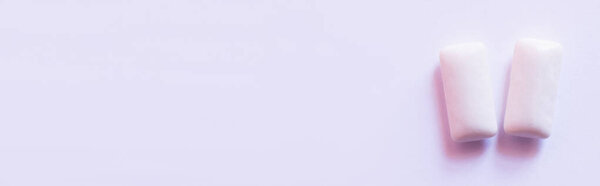 Крупный план жевания десен на белом фоне с копировальным пространством, баннер 