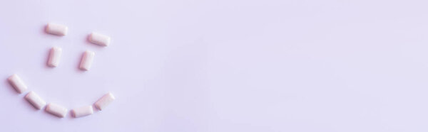 Плоский символ улыбки от жевания десен на белом фоне, баннер 