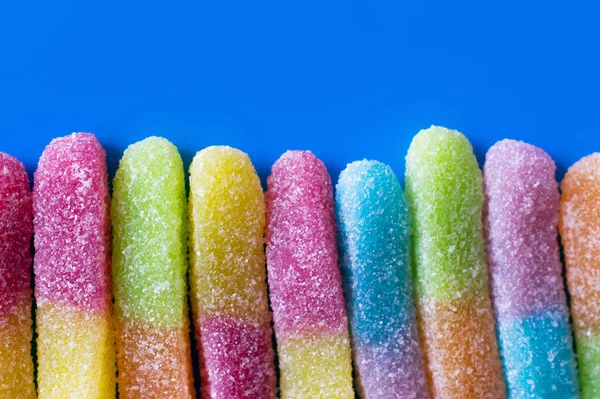 Närbild Gummy Godis Med Socker Blå Bakgrund — Stockfoto