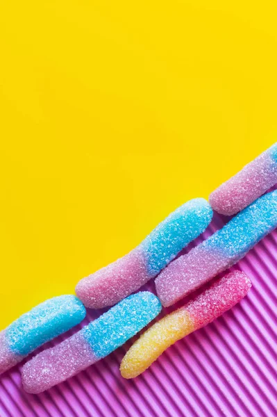 Platt Låg Färgglada Gummy Godis Rosa Och Gul Bakgrund — Stockfoto