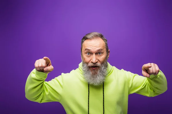 Здивований Старший Чоловік Бородою Сірим Волоссям Вказуючи Пальцями Камеру Фіолетовому — стокове фото