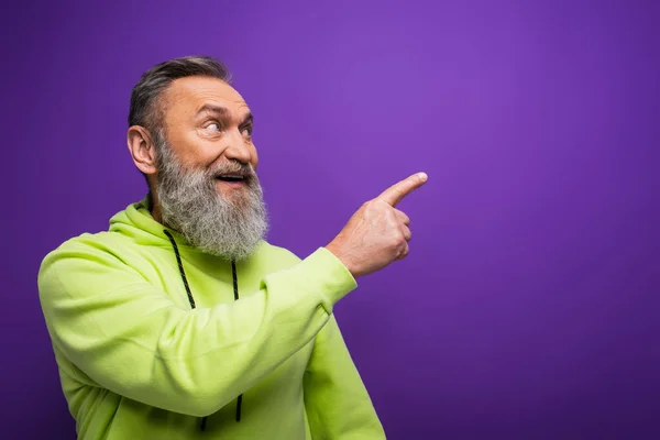 Allegro Uomo Anziano Con Barba Capelli Grigi Che Punta Con — Foto Stock