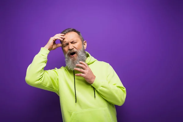 Старший Чоловік Бородою Сірим Волоссям Має Головний Біль Фіолетовому Фоні — стокове фото
