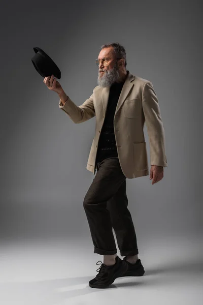 Повна Довжина Бородатого Старшого Чоловіка Бежевій Куртці Окулярах Позує Дербі — стокове фото