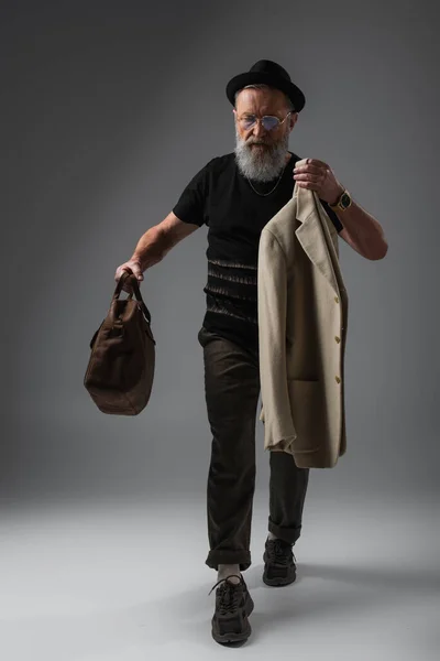 Eleganter Senior Mit Derbyhut Ledertasche Und Wolljacke Auf Grau — Stockfoto