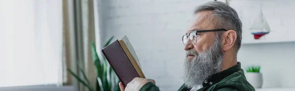 Gözlüklü Sakallı Yaşlı Adam Evde Kitap Okuyor Afiş Yapıyor — Stok fotoğraf