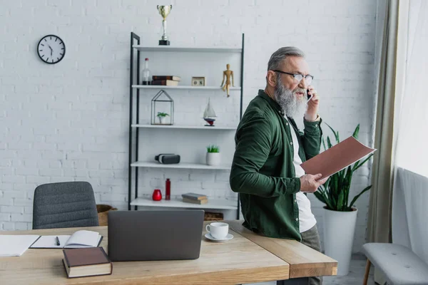 Bebaarde Senior Man Bril Staan Met Map Tijdens Het Praten — Stockfoto