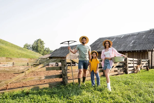 Gazdák Gereblyével Tál Nézi Kamera Közelében Karám Farm Faluban — Stock Fotó