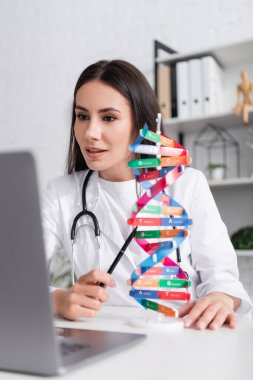 Hastanedeki bilgisayardan yapılan video aramasında doktor DNA modelini gösterdi. 