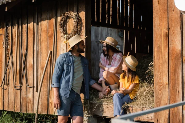 Man Straw Hat Talking Wife Daughter Sitting Hay Wooden Barn — Stockfoto