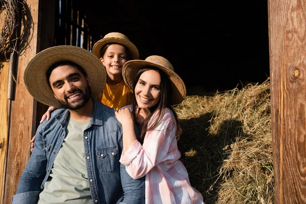 Happy Farm Family Straw Hats Looking Camera Barn Hay — Foto Stock