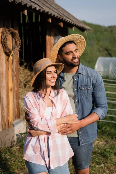 Hasır Şapkalı Gülümseyen Çift Kırsaldaki Çiftliğe Bakıyor — Stok fotoğraf