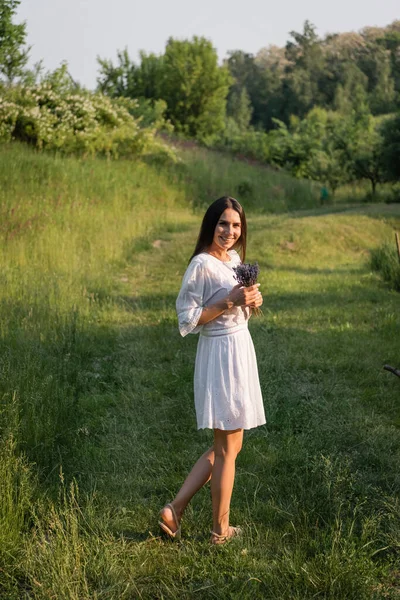 Полная Длина Радостной Женщины Белом Платье Глядя Камеру Дороге Сельской — стоковое фото