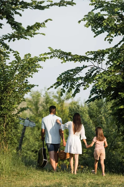 Back View Family Wicker Basket Acoustic Guitar Walking Countryside — Stock Photo, Image