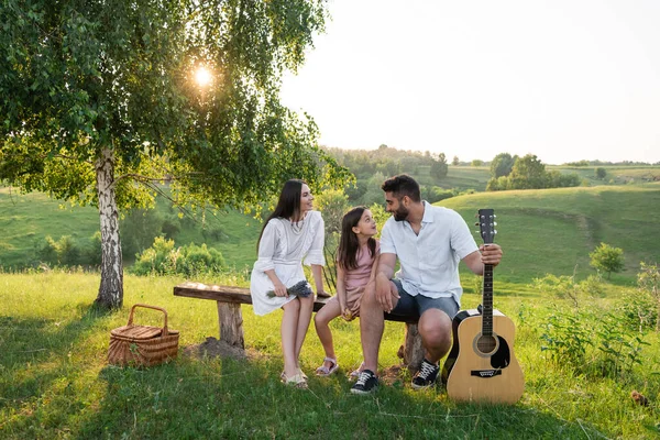 Man Guitar Talking Family Sitting Bench Birch — Foto Stock