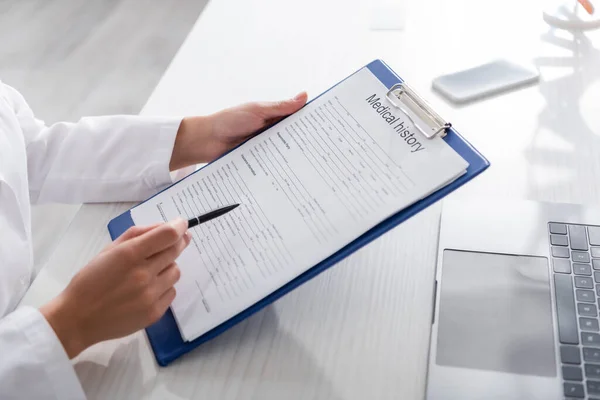 Cropped View Doctor Holding Medical History Clipboard Devices Clinic — Fotografia de Stock