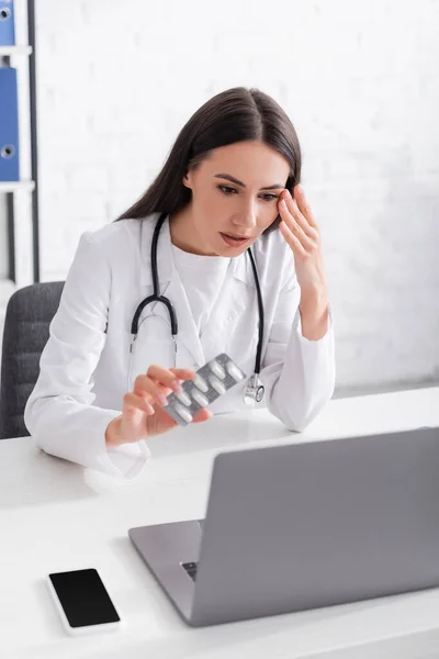 Doctor Showing Pills Video Chat Laptop Hospital — Stock Photo, Image