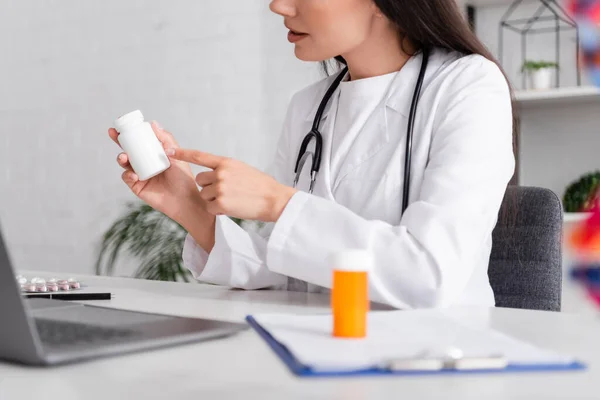 Vista Recortada Del Médico Apuntando Las Píldoras Durante Videollamada Ordenador — Foto de Stock