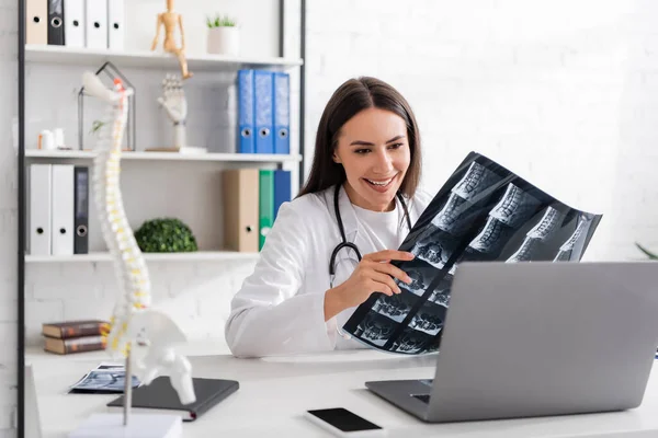 Pozytywny Lekarz Pokazuje Rezonans Magnetyczny Podczas Rozmowy Wideo Laptopie Klinice — Zdjęcie stockowe