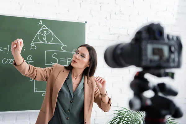 Professora Óculos Conversando Perto Quadro Negro Com Fórmulas Matemáticas Câmera — Fotografia de Stock