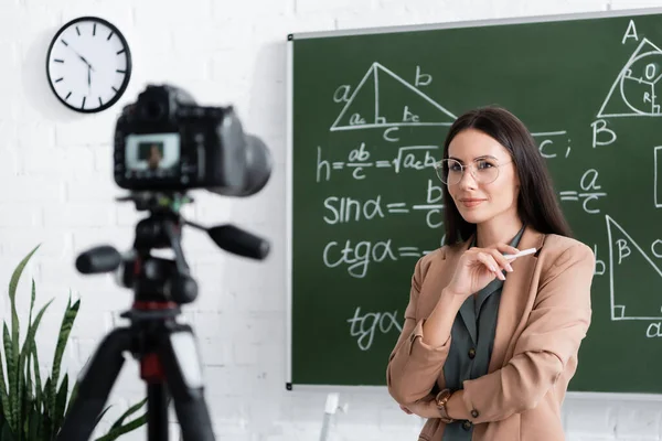 Δάσκαλος Κρατώντας Κιμωλία Κοντά Θολή Ψηφιακή Φωτογραφική Μηχανή Και Μαυροπίνακα — Φωτογραφία Αρχείου