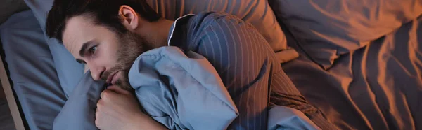 Вид Зверху Молодого Чоловіка Лежить Ліжку Вночі Банер — стокове фото
