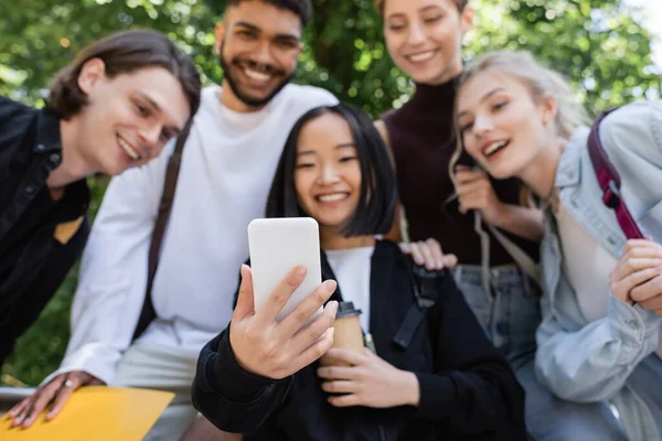 Bulanık Asyalı Öğrenci Parkta Irklar Arası Arkadaşlarının Yanında Akıllı Telefon — Stok fotoğraf