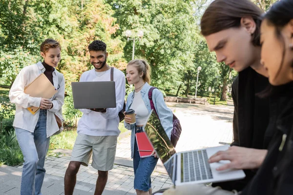 Studente Afroamericano Possesso Laptop Vicino Agli Amici Con Notebook Nel — Foto Stock