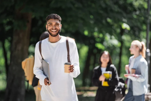 Sorridente Studente Afroamericano Possesso Laptop Caffè Andare Parco — Foto Stock