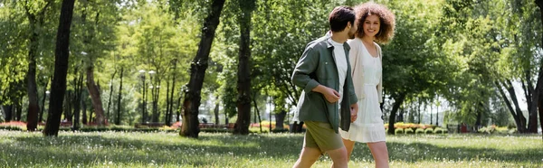 Feliz Pareja Joven Que Tiene Fecha Mientras Camina Parque Verde — Foto de Stock