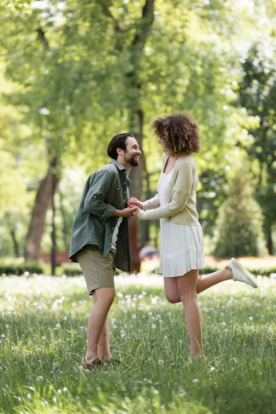 Comprimento Total Feliz Jovem Casal Ter Data Parque Verde — Fotografia de Stock