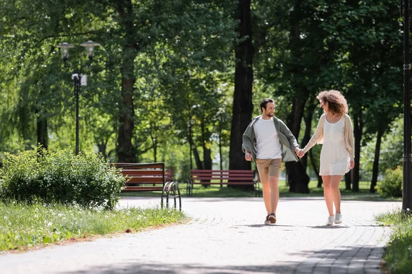 Full Length Young Couple Holding Hands While Walking Together Summer — Stockfoto