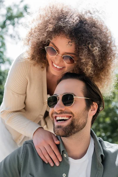 Portrait Cheerful Man Happy Curly Woman Trendy Sunglasses Smiling Park — Stockfoto