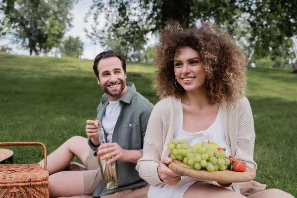 Neşeli Kadın Elinde Taze Meyvelerle Tahtayı Tutuyor Mutlu Sevgili Şarap — Stok fotoğraf
