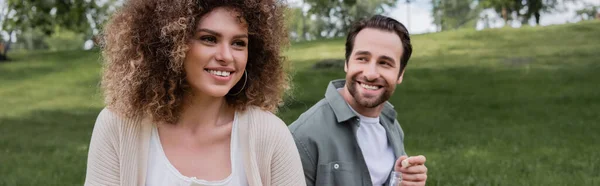 Cheerful Man Looking Curly Woman Picnic Green Park Banner — Stockfoto